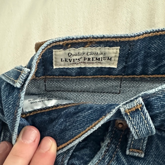 Premium Women’s Levi’s Distressed Blue Jeans - Picture 2 of 8